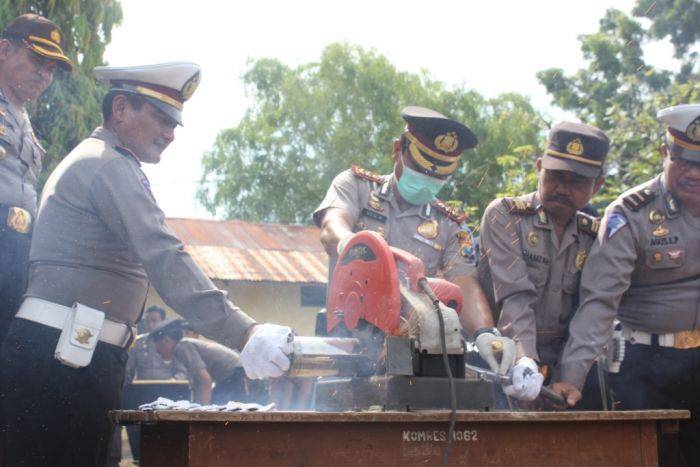 ​Hasil Operasi Cipkon, Polres Tuban Musnahkan Knalpot Brong