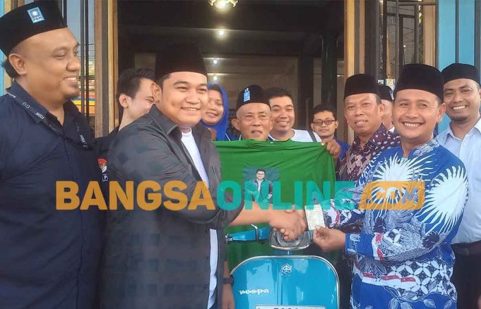 Daftar Bacabup Gresik ke PAN, Syahrul Berikan Motor Vespa Daftar Bacabup Gresik ke PAN, Syahrul Berikan Motor Vespa