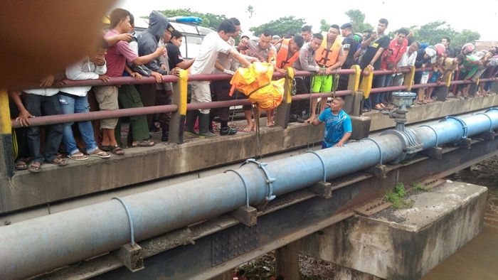 Dikira Boneka, Temuan Mayat di Kali Porong Gegerkan Warga Dikira Boneka, Temuan Mayat di Kali Porong Gegerkan Warga