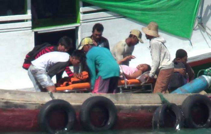 Memilukan! Ibu Hamil di Kepulauan Sumenep Seberangi Laut Pakai Perahu untuk Melahirkan