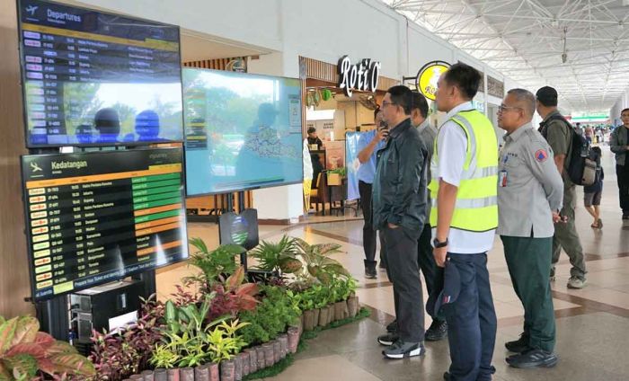 Kepala BNPB dan Kalaksa BPBD Jatim Tinjau Bandara Juanda Jelang Lebaran Kepala BNPB dan Kalaksa BPBD Jatim Tinjau Bandara Juanda Jelang Lebaran