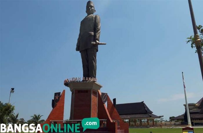 DPRD Blitar Minta Patung Bung Karno di Depan Pemkab Diturunkan, Dianggap Kurang Mirip DPRD Blitar Minta Patung Bung Karno di Depan Pemkab Diturunkan, Dianggap Kurang Mirip