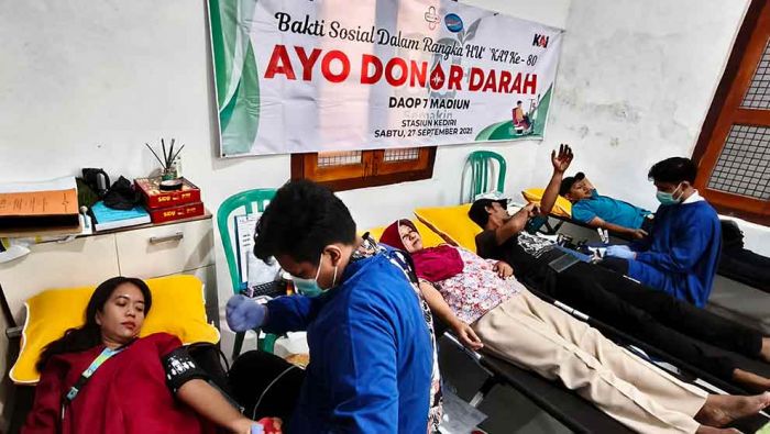 HUT ke-80 KAI, Warga Ikut Meriahkan Kegiatan Donor Darah di Stasiun Kediri