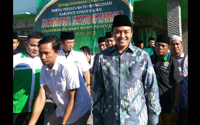 Diantar Pendukungnya, Badrut Tamam Kembalikan Formulir Pendaftaran Cabup Pamekasan ke PPP Diantar Pendukungnya, Badrut Tamam Kembalikan Formulir Pendaftaran Cabup Pamekasan ke PPP