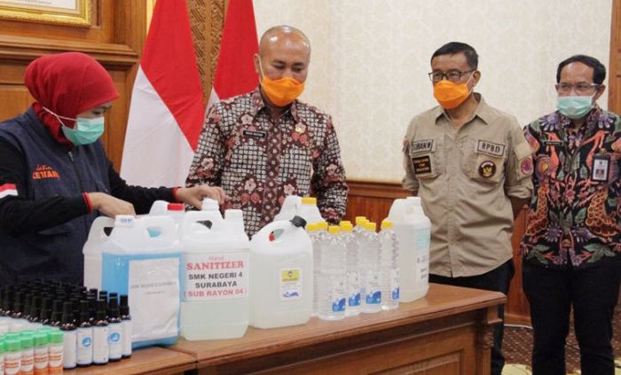 Pemprov Jatim Kerahkan SMA-SMK Produksi Hand Sanitizer Massal Pemprov Jatim Kerahkan SMA-SMK Produksi Hand Sanitizer Massal