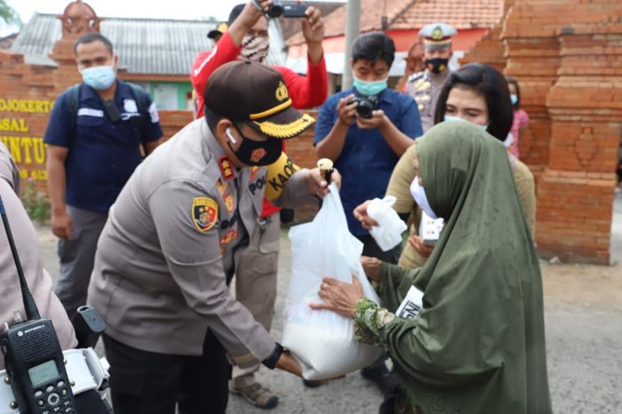 Mobil Kemanusiaan Jimpitan Beras Polres Mojokerto Berbagai Kebahagiaan Saat Libur Panjang