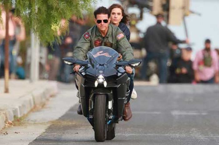 Bintangi Top Gun: ​Maverick, Tom Cruise Hadirkan Adegan Naik Motor yang Jadi Ikon