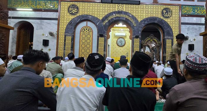 Kuliah Subuh Perdana Ramadhan di Masjid Agung Bangkalan, KH Syafik Tekankan Makna Puasa