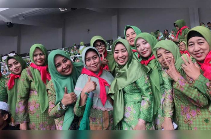 712 Emak-emak Muslimat Asal Tuban Meriahkan Harlah ke-73 di GBK 712 Emak-emak Muslimat Asal Tuban Meriahkan Harlah ke-73 di GBK