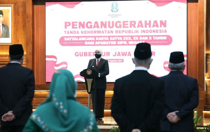 Jelang HUT Ke-76 RI, 576 ASN Pemprov Jatim Terima Tanda Kehormatan Satyalancana Karya Satya 2021 Jelang HUT Ke-76 RI, 576 ASN Pemprov Jatim Terima Tanda Kehormatan Satyalancana Karya Satya 2021