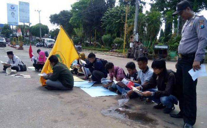 Mahasiswa Ajak Masyarakat di Sumenep Gemar Membaca Mahasiswa Ajak Masyarakat di Sumenep Gemar Membaca