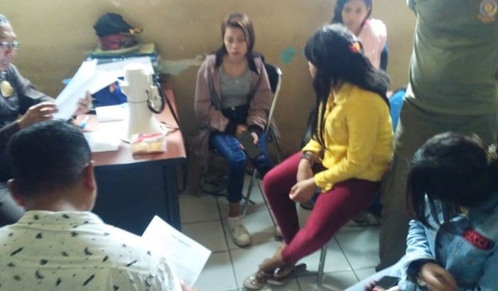 Enam Wanita ini Digelandang Satpol PP Pamekasan, Kedapatan Tidur di Kamar Kos Laki-laki Enam Wanita ini Digelandang Satpol PP Pamekasan, Kedapatan Tidur di Kamar Kos Laki-laki