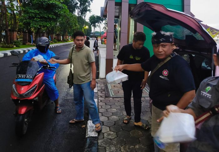 Komunitas Poso Bedug Bagikan 500 Paket Takjil di Alun-Alun Sidoarjo