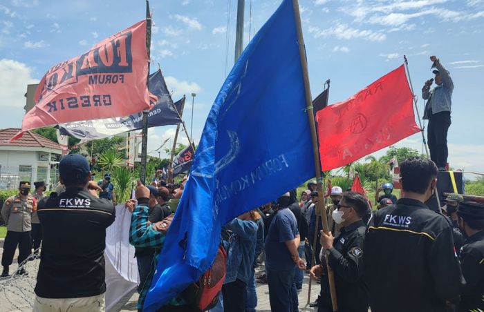 Ratusan Massa dari Aliansi Gaprak Demo Proyek Smelter Freeport Manyar Gresik