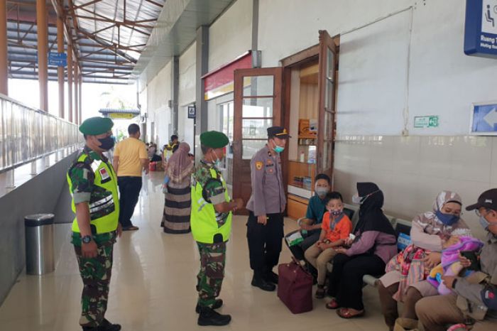 Sapa Masyarakat, Personel Pos Pam Stasiun Mojokerto Berikan Rasa Aman kepada Pemudik