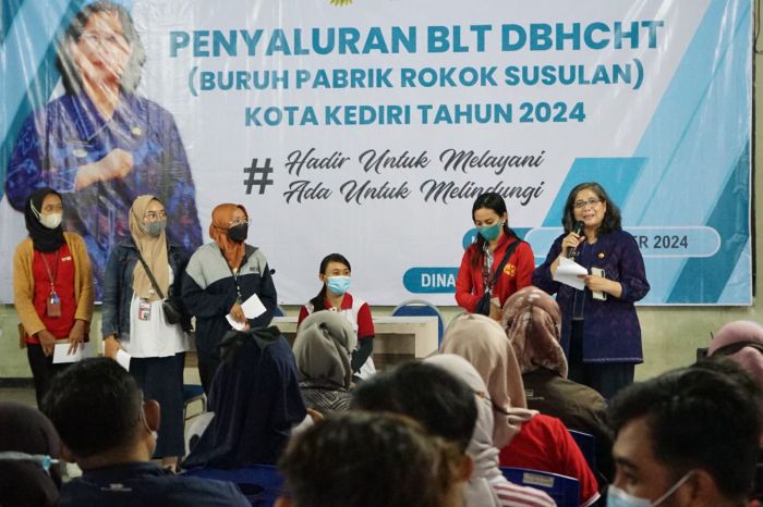 Pj Wali Kota Kediri Salurkan BLT DBHCHT untuk Buruh Pabrik Rokok Susulan Pj Wali Kota Kediri Salurkan BLT DBHCHT untuk Buruh Pabrik Rokok Susulan