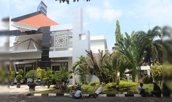 Agar Terlihat Asri, Taman di Gedung Dewan Pasuruan Dipercantik