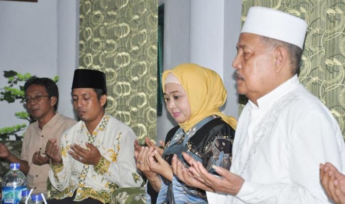 Sowan ke KH. Abdul Ghofur, Kartika Hidayati Didoakan Jadi Bupati Lamongan Sowan ke KH. Abdul Ghofur, Kartika Hidayati Didoakan Jadi Bupati Lamongan