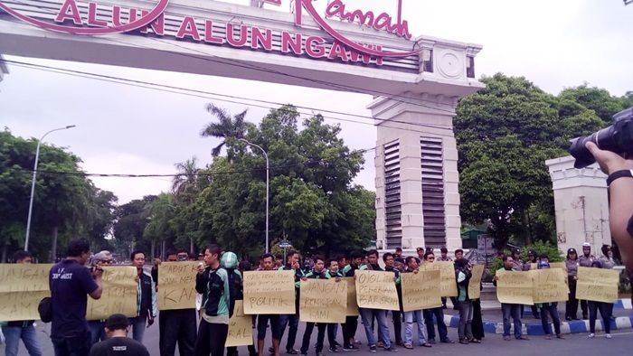 Puluhan Ojol di Ngawi Gelar Aksi Kecam Pernyataan Prabowo Puluhan Ojol di Ngawi Gelar Aksi Kecam Pernyataan Prabowo