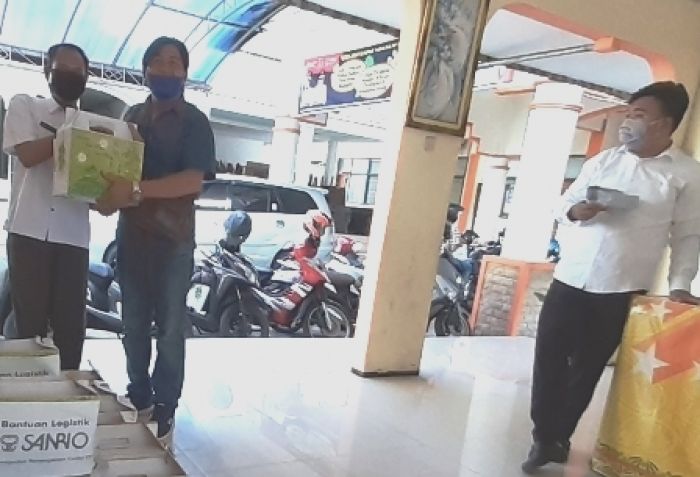 Wali Kota Mojokerto Berikan Bantuan Sembako kepada para Awak Media Wali Kota Mojokerto Berikan Bantuan Sembako kepada para Awak Media