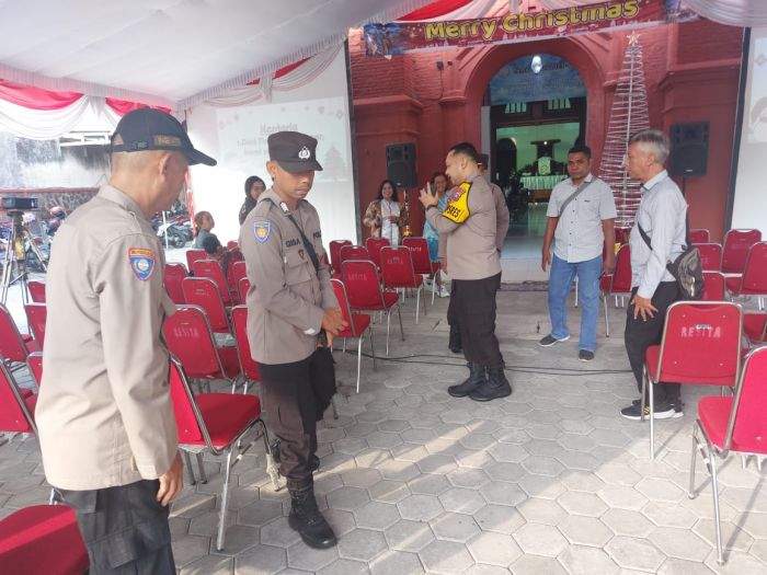 Kapolres Kediri Kota Pantau Langsung Guna Pengamanan Gereja saat Natal 2023 Kapolres Kediri Kota Pantau Langsung Guna Pengamanan Gereja saat Natal 2023