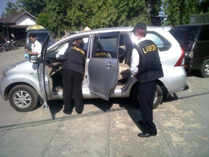 Dalam Mobil, Leher Digorok