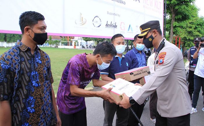 Gandeng Polres Madiun, KLT Official Bagikan 2.500 Paket Sembako untuk Masyarakat Gandeng Polres Madiun, KLT Official Bagikan 2.500 Paket Sembako untuk Masyarakat