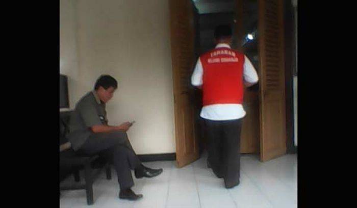 Terdakwa Kasus Penipuan Jual Beli Tanah Senilai 1,5 M di Sidoarjo Dituntut 3 Tahun Bui Terdakwa Kasus Penipuan Jual Beli Tanah Senilai 1,5 M di Sidoarjo Dituntut 3 Tahun Bui