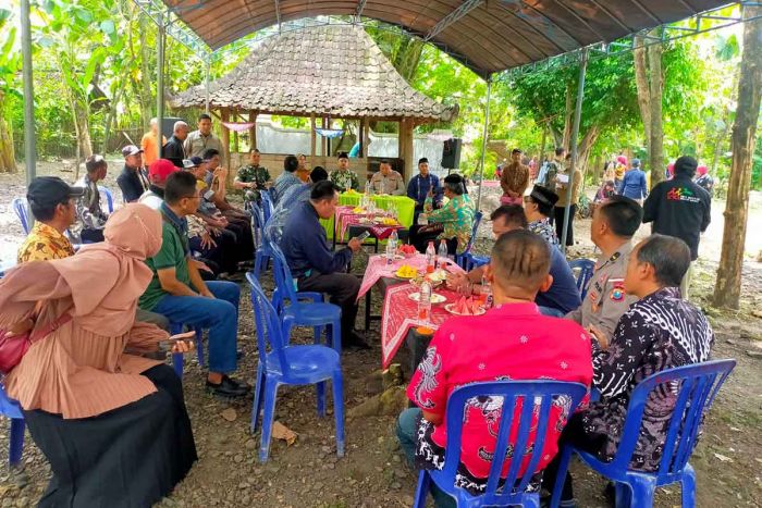 Jumat Curhat, Polres Ngawi Edukasi Warga Terkait Kenakalan Remaja dan Pernikahan Dini Jumat Curhat, Polres Ngawi Edukasi Warga Terkait Kenakalan Remaja dan Pernikahan Dini