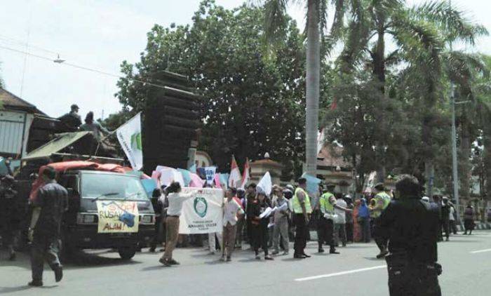 Terganggu Suara Bising dan Debu, Santri di Blitar Tuntut Tambang Kapur Ditutup