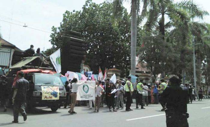 Terganggu Suara Bising dan Debu, Santri di Blitar Tuntut Tambang Kapur Ditutup Terganggu Suara Bising dan Debu, Santri di Blitar Tuntut Tambang Kapur Ditutup