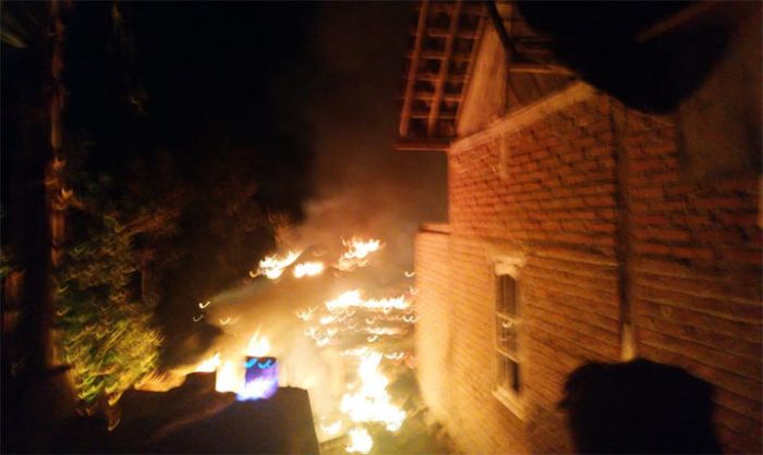 Rumah Kayu Milik Warga Gandri Terbakar, Separuh Bangunan Ludes Rumah Kayu Milik Warga Gandri Terbakar, Separuh Bangunan Ludes