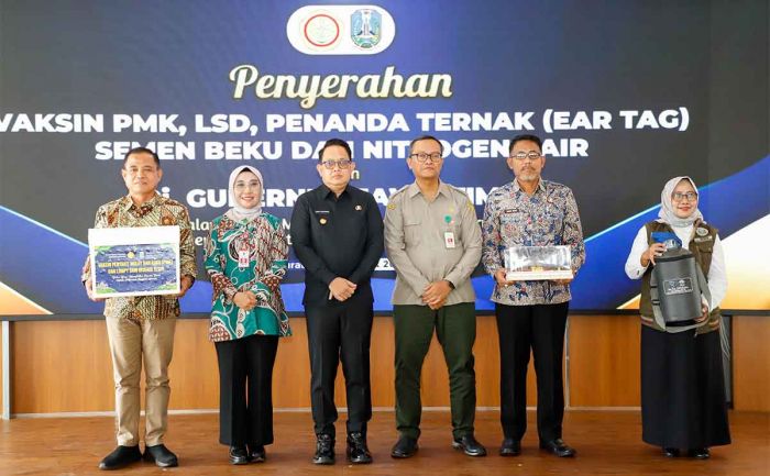 Pimpin Penerimaan Vaksin PMK dan LSD, Pj Gubernur Jatim: Upaya Strategis Kendalikan Penyakit Ternak Pimpin Penerimaan Vaksin PMK dan LSD, Pj Gubernur Jatim: Upaya Strategis Kendalikan Penyakit Ternak