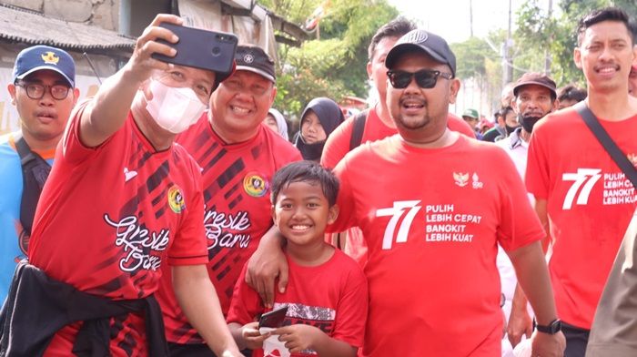 Meriahkan HUT RI ke-77, Bupati dan Wabup Gresik Bersama Ribuan Warga Ikuti Jalan Sehat