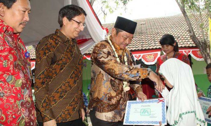 Peduli Pendidikan, Megasurya Mas Gelontorkan Beasiswa untuk Warga Sekitar Peduli Pendidikan, Megasurya Mas Gelontorkan Beasiswa untuk Warga Sekitar