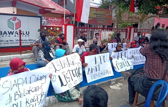 Tak Lolos Ikut Pilwali, FPI Pendukung Listeng Geruduk Kantor Bawaslu Kota Blitar Tak Lolos Ikut Pilwali, FPI Pendukung Listeng Geruduk Kantor Bawaslu Kota Blitar