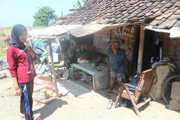 Tak Tercover Bantuan, Pasutri Lansia di Banyuwangi ini Tinggal di Tempat Pembuangan Sampah Tak Tercover Bantuan, Pasutri Lansia di Banyuwangi ini Tinggal di Tempat Pembuangan Sampah