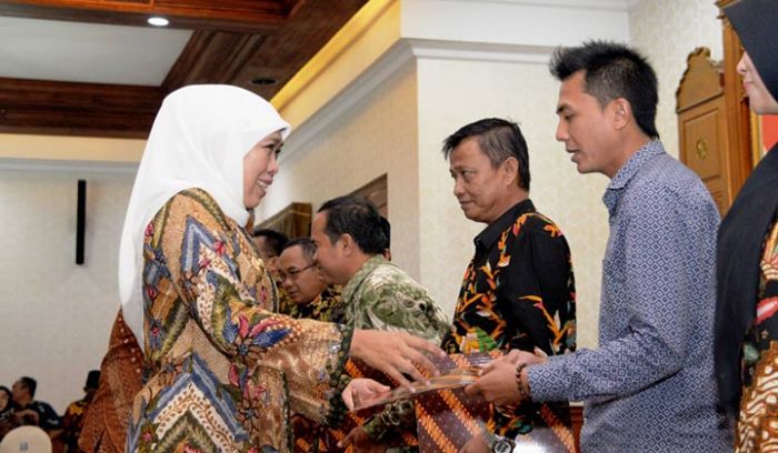 Wujudkan Jatim Amanah, Gubernur Khofifah Bagikan BK-Desa Rp 45,64 M Wujudkan Jatim Amanah, Gubernur Khofifah Bagikan BK-Desa Rp 45,64 M