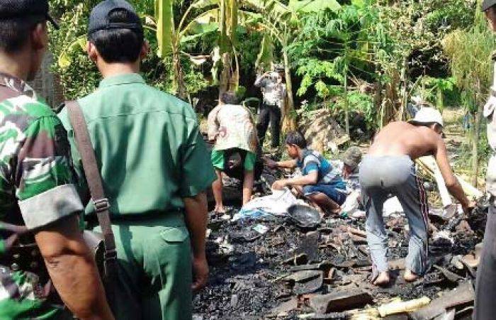 Diduga Listrik Konslet, Satu Rumah di Jombang Kebakaran Diduga Listrik Konslet, Satu Rumah di Jombang Kebakaran