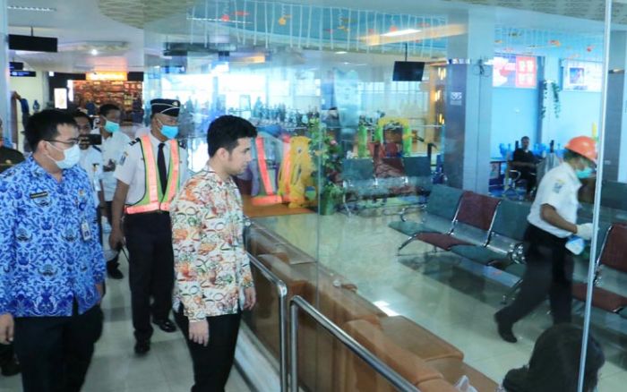 Pastikan Transportasi Publik Tetap Berjalan, Wagub Emil Tinjau Terminal dan Bandara di Jatim