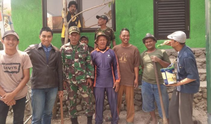 Wujud Kebersamaan, Satgas TMMD 106 Gotong Royong Dalam Pengecatan Pos Linmas Wujud Kebersamaan, Satgas TMMD 106 Gotong Royong Dalam Pengecatan Pos Linmas