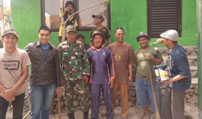 Wujud Kebersamaan, Satgas TMMD 106 Gotong Royong Dalam Pengecatan Pos Linmas