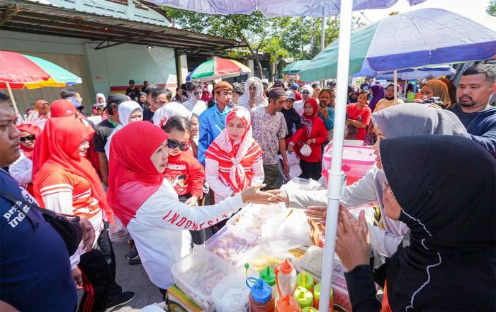 Semarak Kemerdekaan, Khofifah Ajak Cucu Meriahkan Karnaval Budaya Kampung Jemur Wonosari Semarak Kemerdekaan, Khofifah Ajak Cucu Meriahkan Karnaval Budaya Kampung Jemur Wonosari