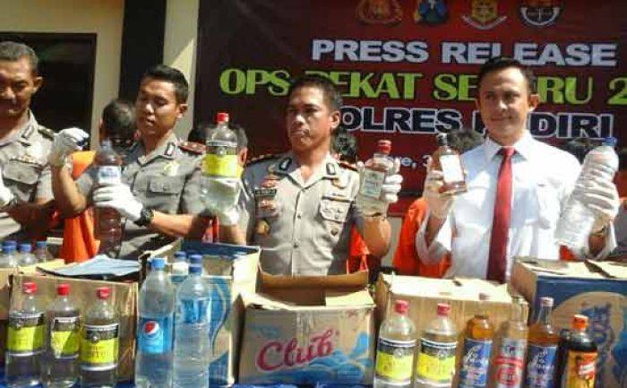 Operasi Pekat, Polres Kediri Sita Ribuan Botol Miras dan Puluhan Jerigen Arak