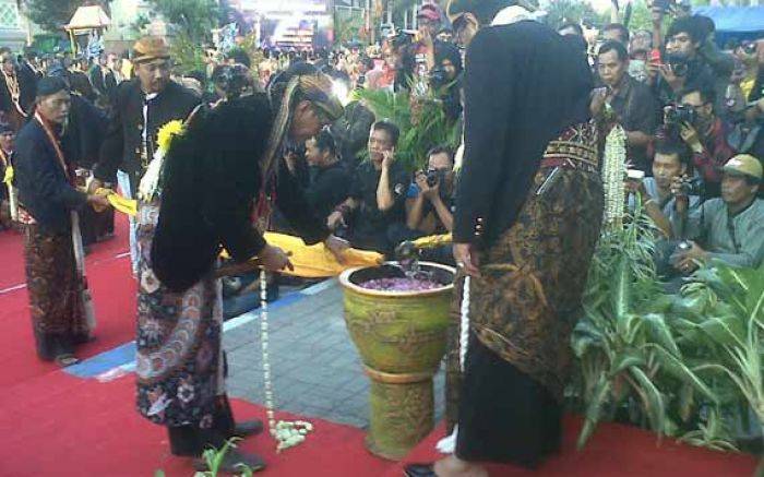 Kirab Pusaka di Ponorogo Sedot Ribuan Pengunjung Kirab Pusaka di Ponorogo Sedot Ribuan Pengunjung