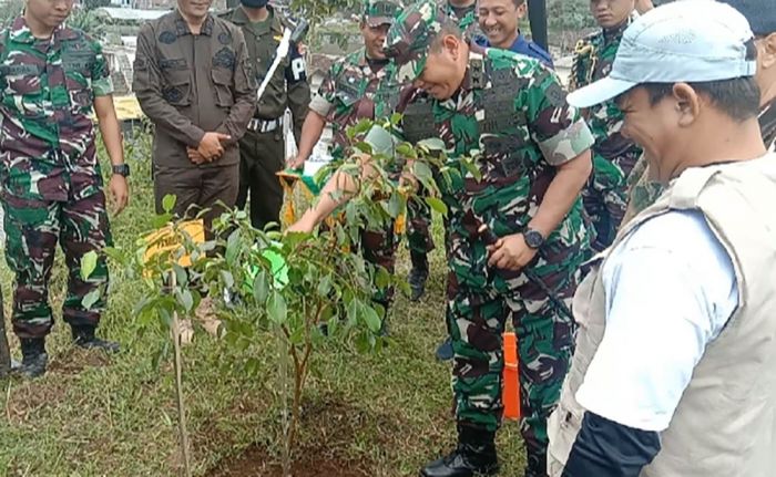 Pangdiv 2 Kostrad Tanam Pohon dan Buah-buahan Secara Serentak di Sumbergondo Kota Batu Pangdiv 2 Kostrad Tanam Pohon dan Buah-buahan Secara Serentak di Sumbergondo Kota Batu