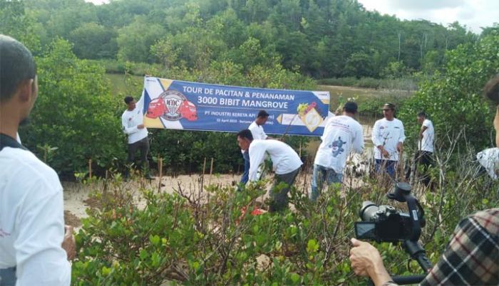 PT INKA Madiun Peduli Kelestarian Pantai di Pacitan PT INKA Madiun Peduli Kelestarian Pantai di Pacitan