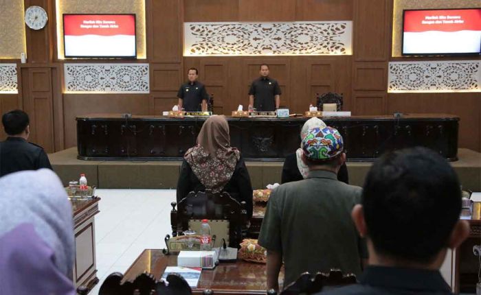 Pj Wali Kota Probolinggo Serahkan Nota Keuangan ke Dewan Pj Wali Kota Probolinggo Serahkan Nota Keuangan ke Dewan