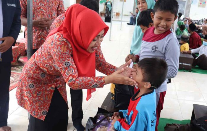 Momen Haru saat Bupati Mojokerto Berbagi Kebahagiaan dengan Siswa SLB Momen Haru saat Bupati Mojokerto Berbagi Kebahagiaan dengan Siswa SLB