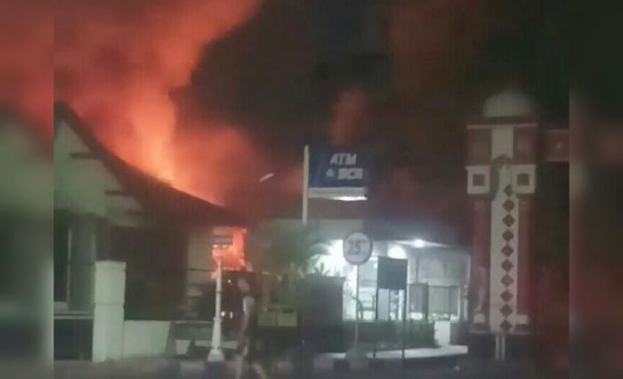 Warung Nasi di Probolinggo Terbakar, Tiga Motor Hangus Warung Nasi di Probolinggo Terbakar, Tiga Motor Hangus